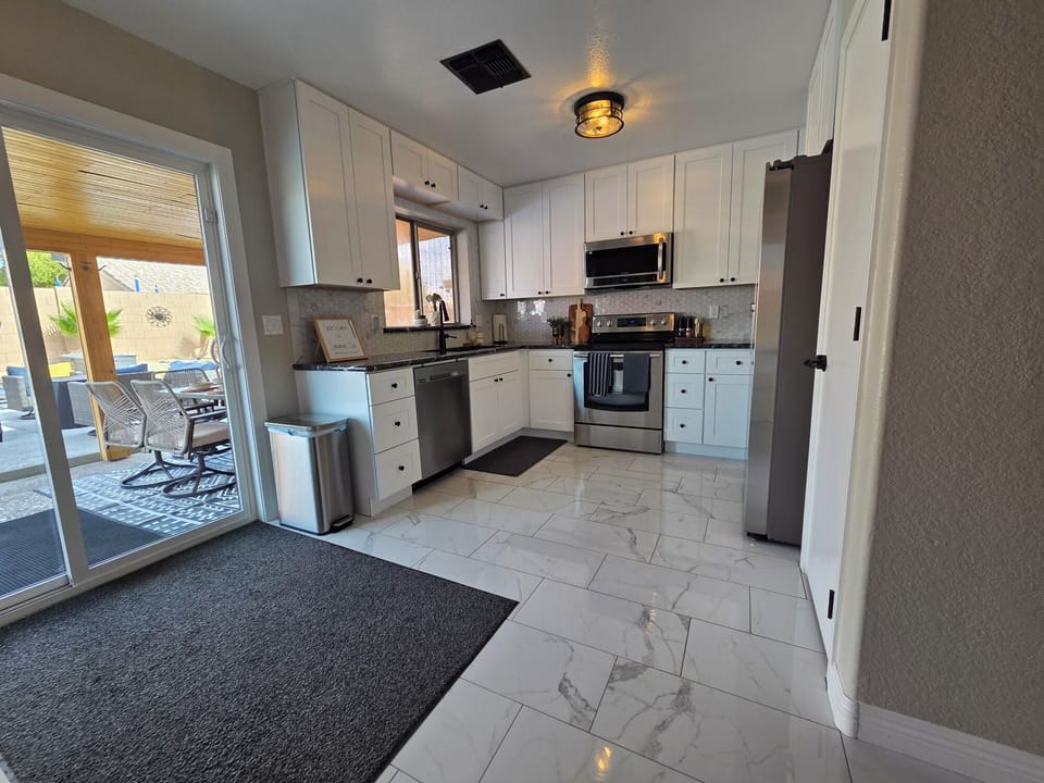 Fully equipped kitchen with everything you need for meals at home.
