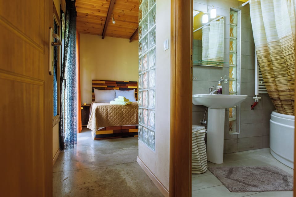 Bedroom and master bathroom can be made private