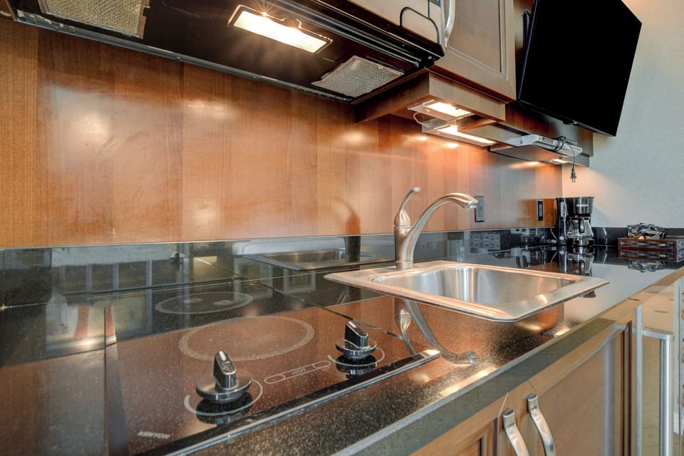 Studio, City View | Private kitchenette | Coffee/tea maker