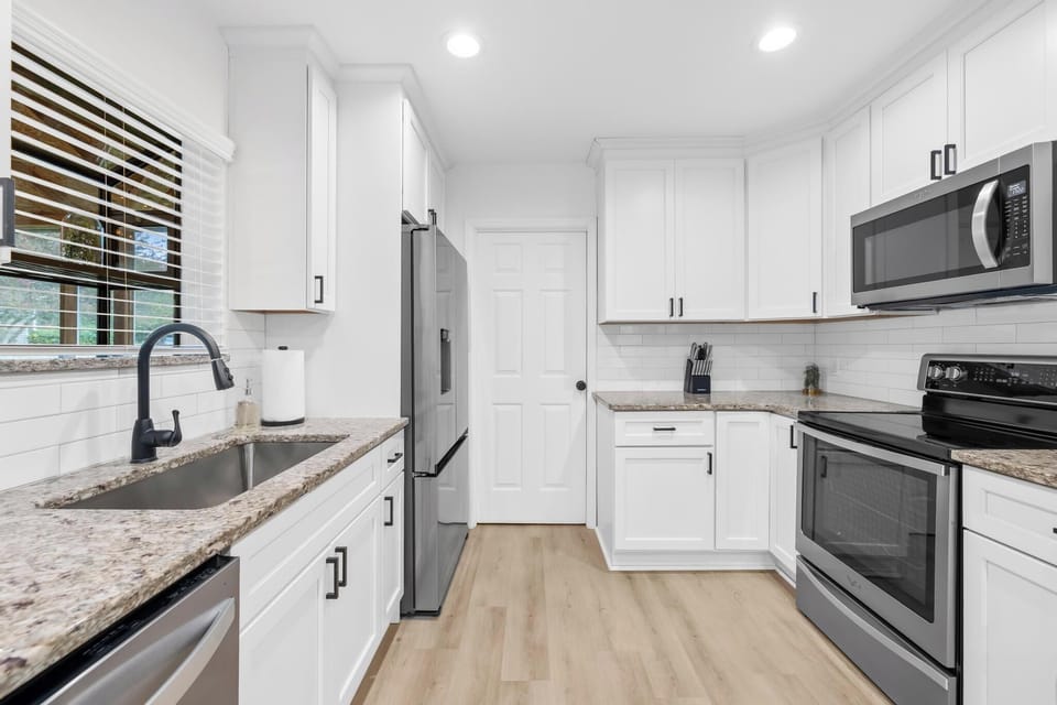 Full Kitchen w/Pantry