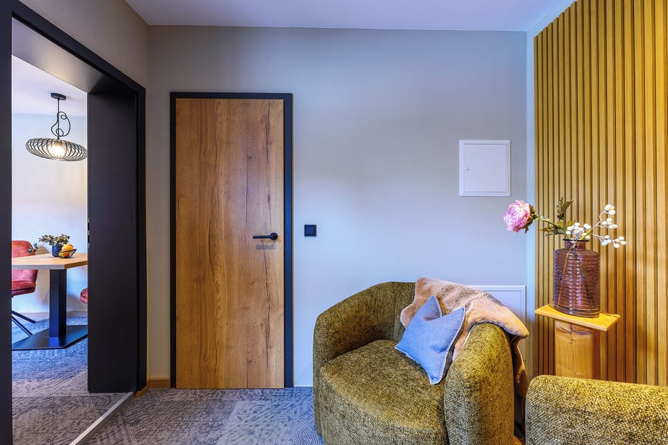 Basic Suite | Living area | 32-inch flat-screen TV with satellite channels, heated floors