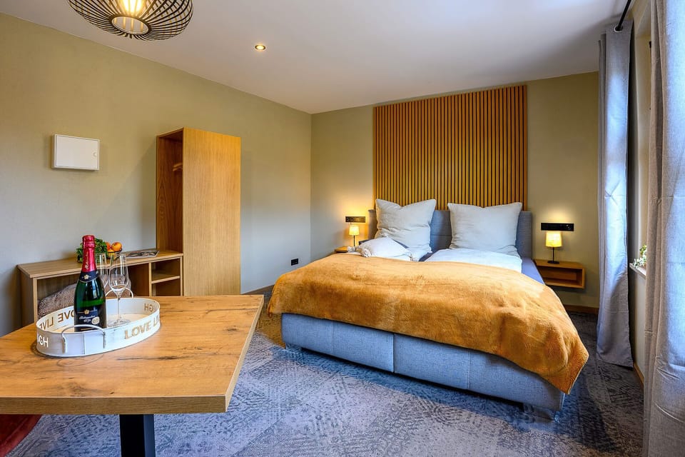 Basic Double Room, 1 King Bed, City View | Living area | 32-inch flat-screen TV with satellite channels, heated floors