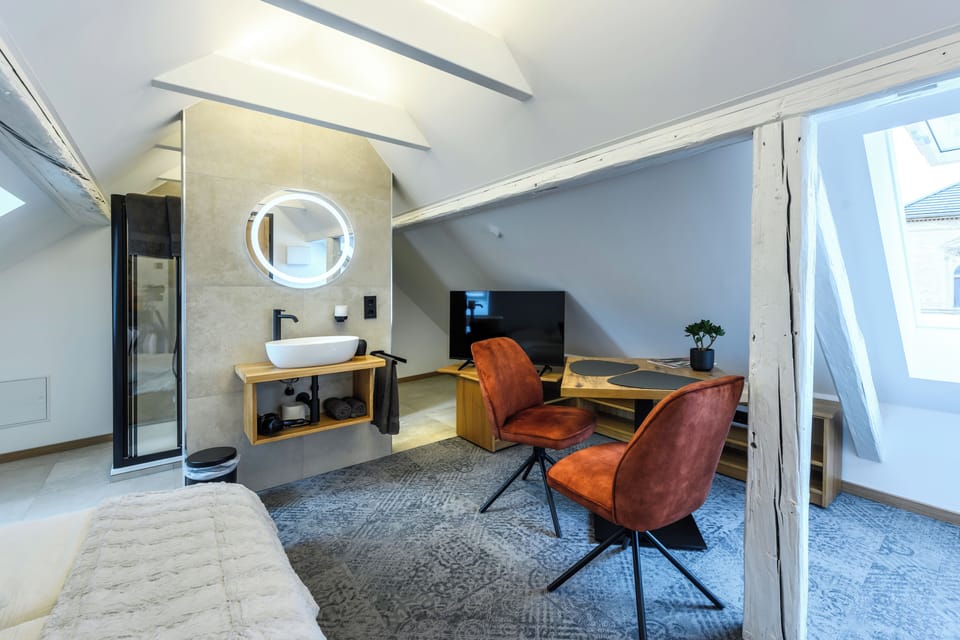 Design Double Room | Hypo-allergenic bedding, individually decorated, individually furnished