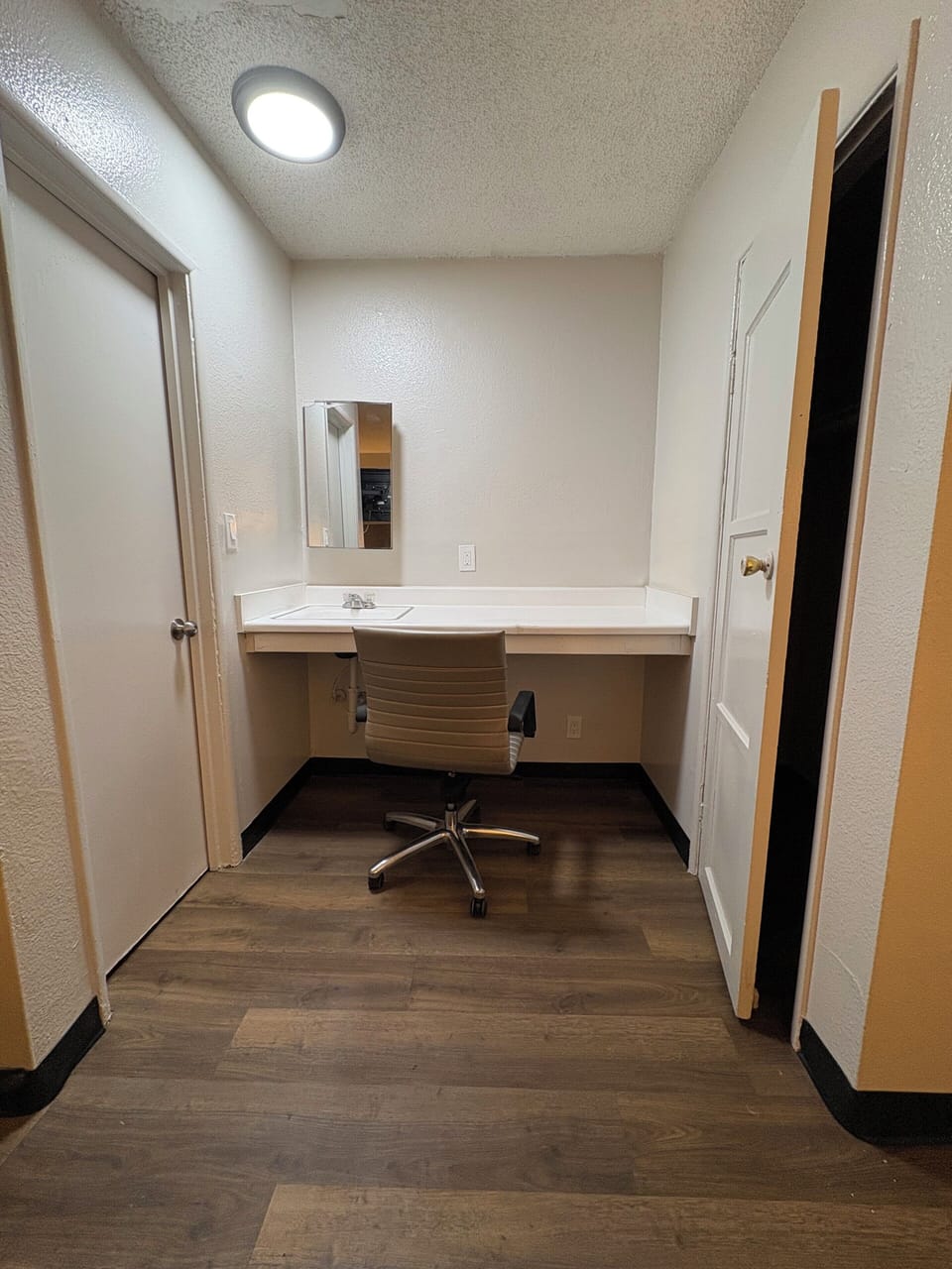 Room, 1 King Bed | WiFi (free)