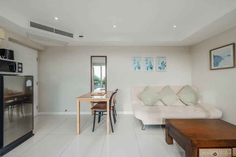 Apartment, Balcony, City View | Living area