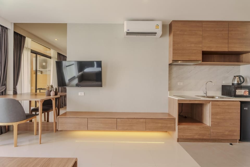 Studio layout with Smart TV, air conditioning, and kitchenette.