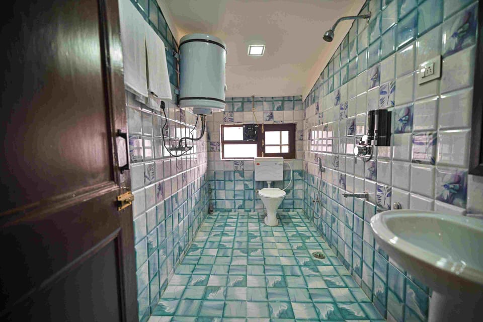 Deluxe Double Room, 1 Double Bed, Mountain View | Bathroom | Free toiletries, slippers, towels, shampoo