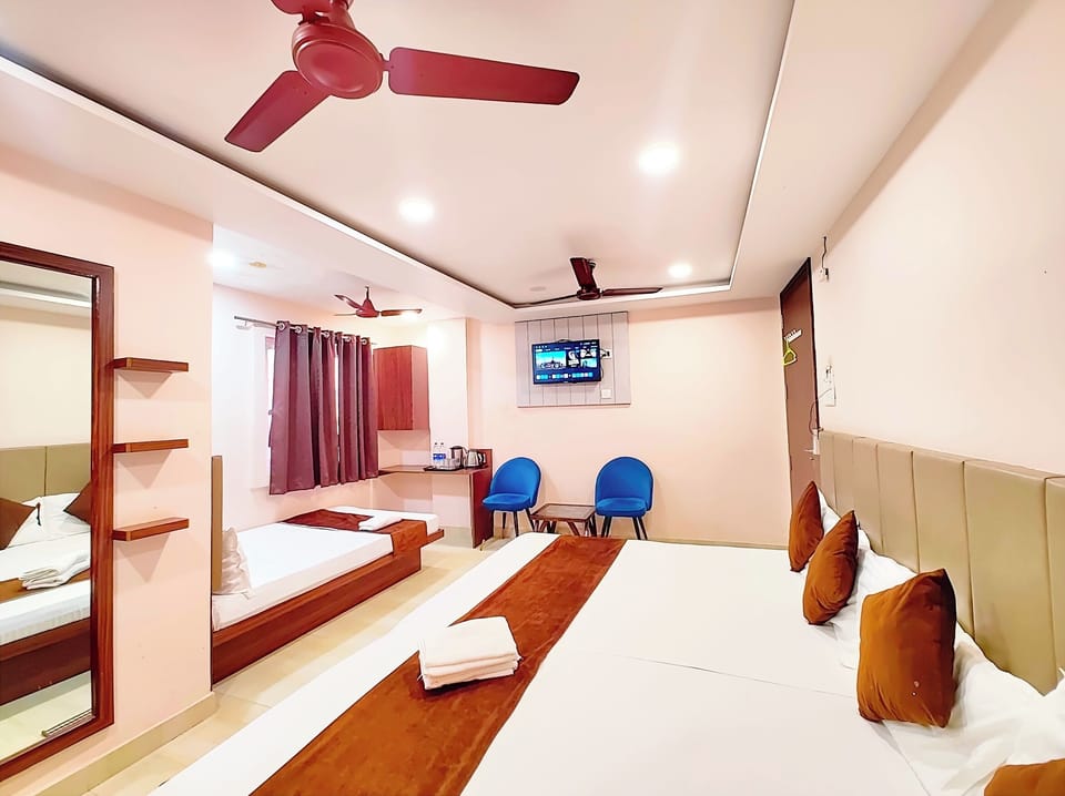 Family Double Room, Air conditioning | Hypo-allergenic bedding, desk, soundproofing, free WiFi