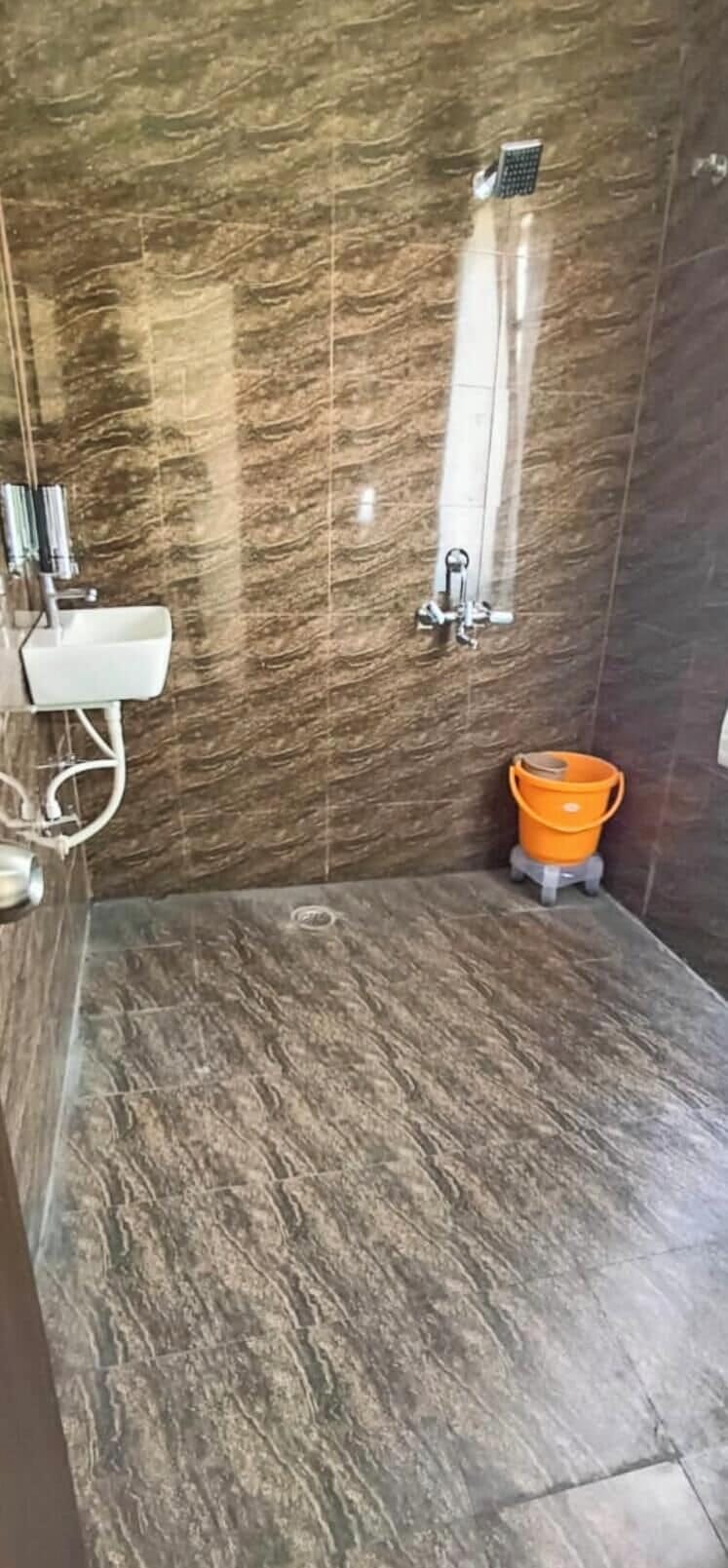 Shower, rainfall showerhead, free toiletries, slippers