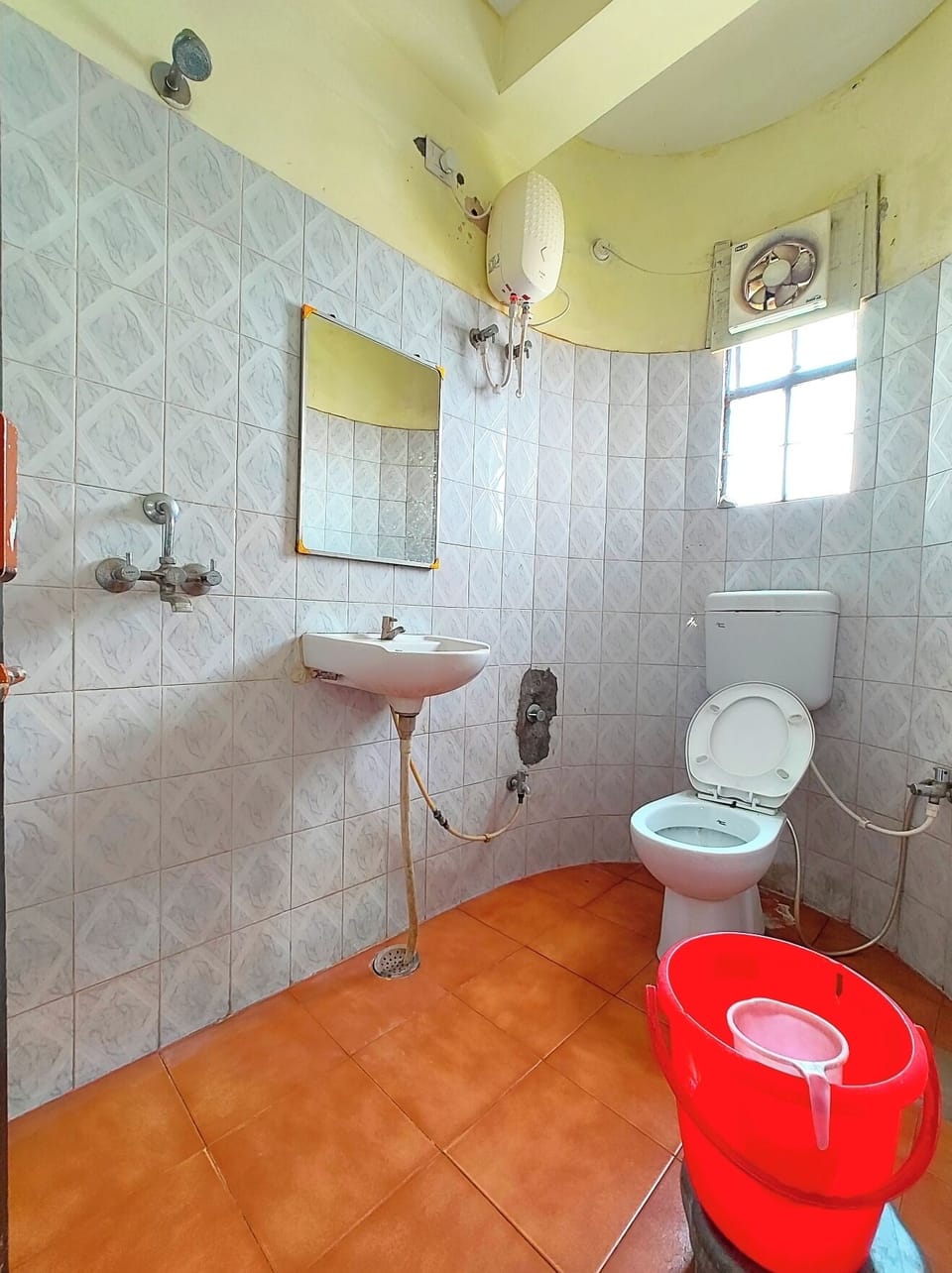 Shower, rainfall showerhead, free toiletries, slippers