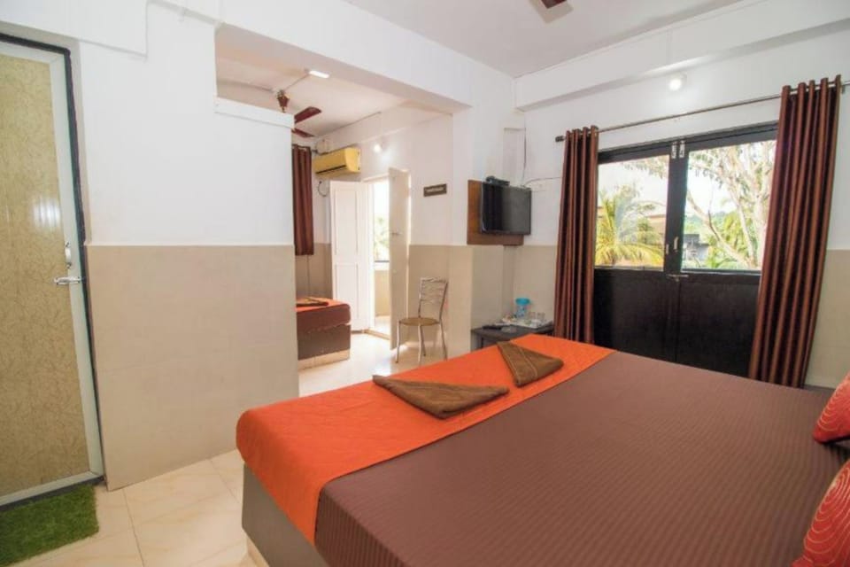 Hypo-allergenic bedding, desk, soundproofing, free WiFi