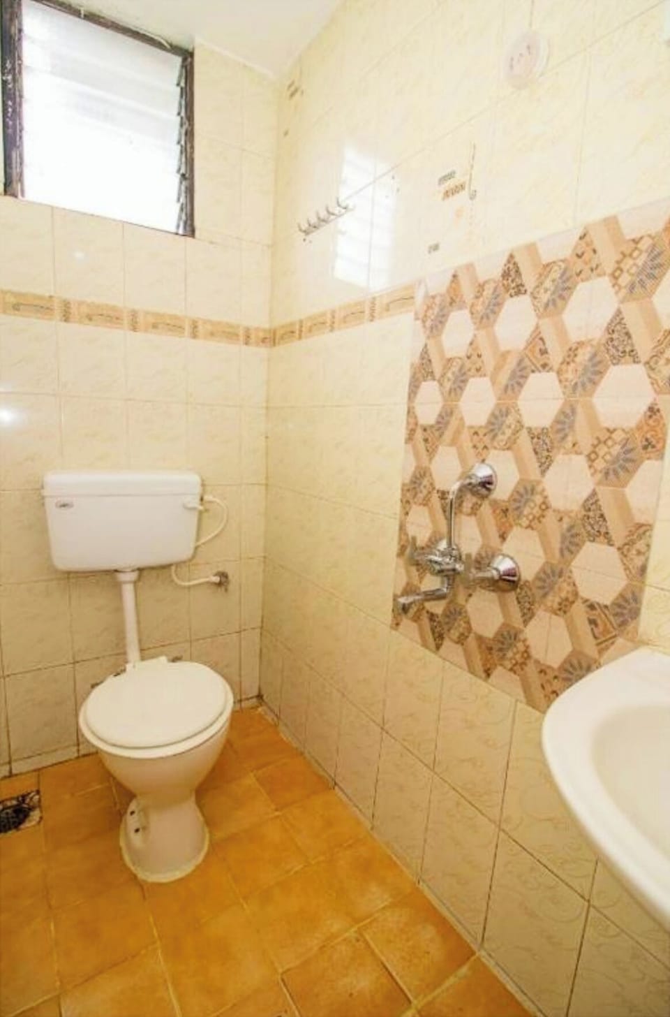 Shower, rainfall showerhead, free toiletries, slippers