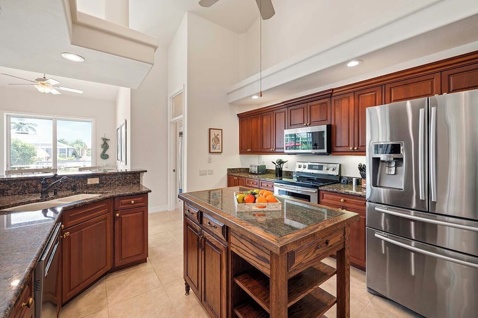 Kitchen Features a Small Kitchen Island