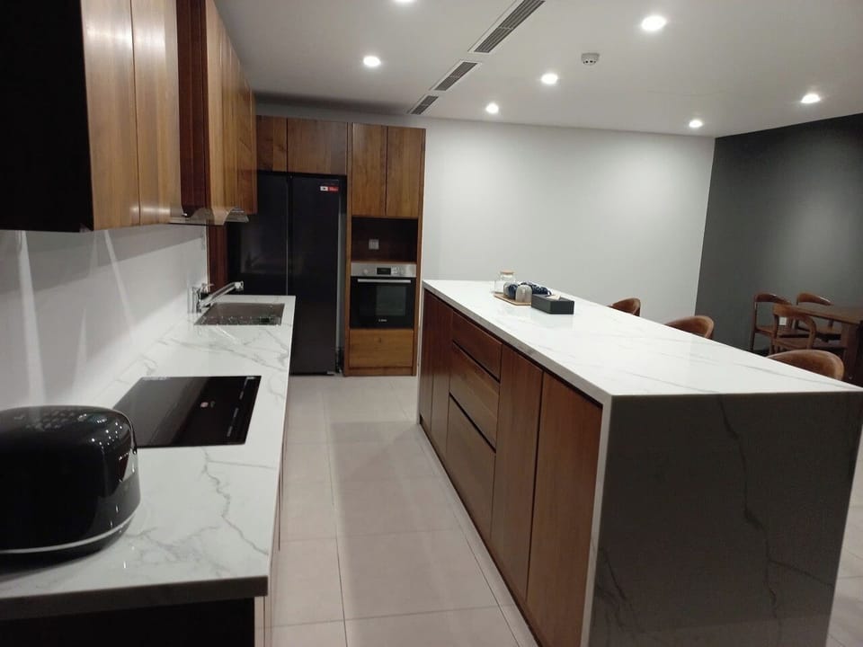 Microwave, cookware/dishes/utensils