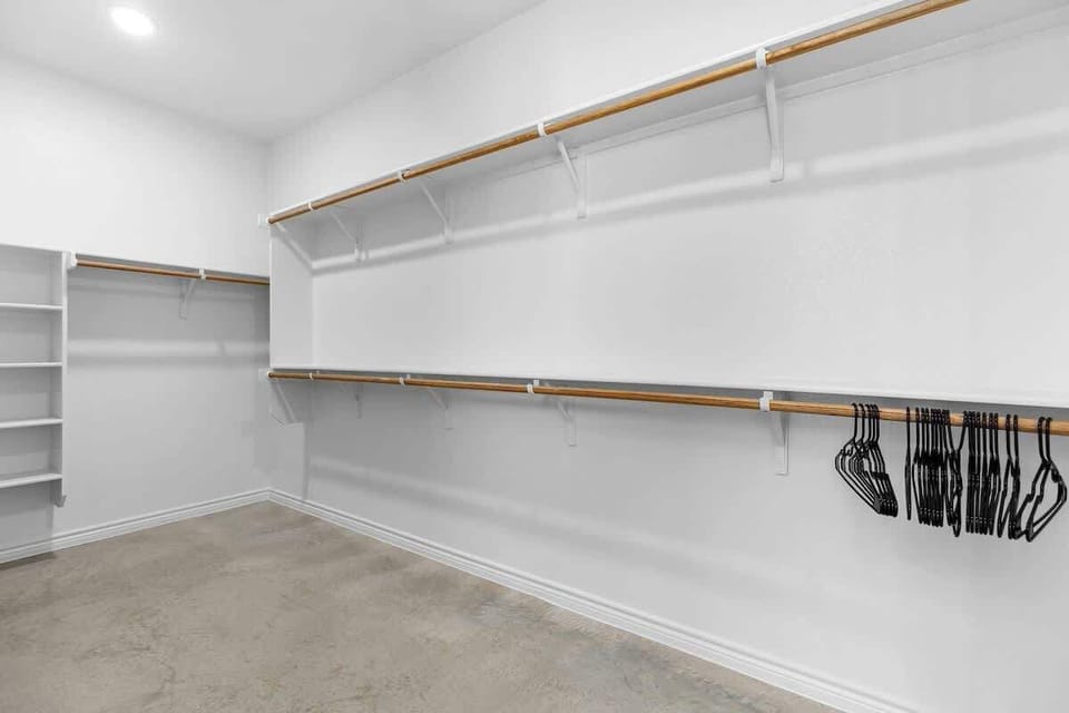 Walk-in Closet: Ample storage for all your travel essentials in a stylish space!