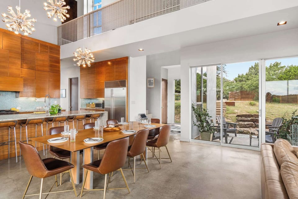Stunning indoor dining area and kitchen area