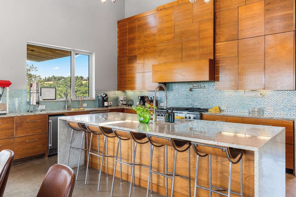 Kitchen with centred island and breakfast bar seating