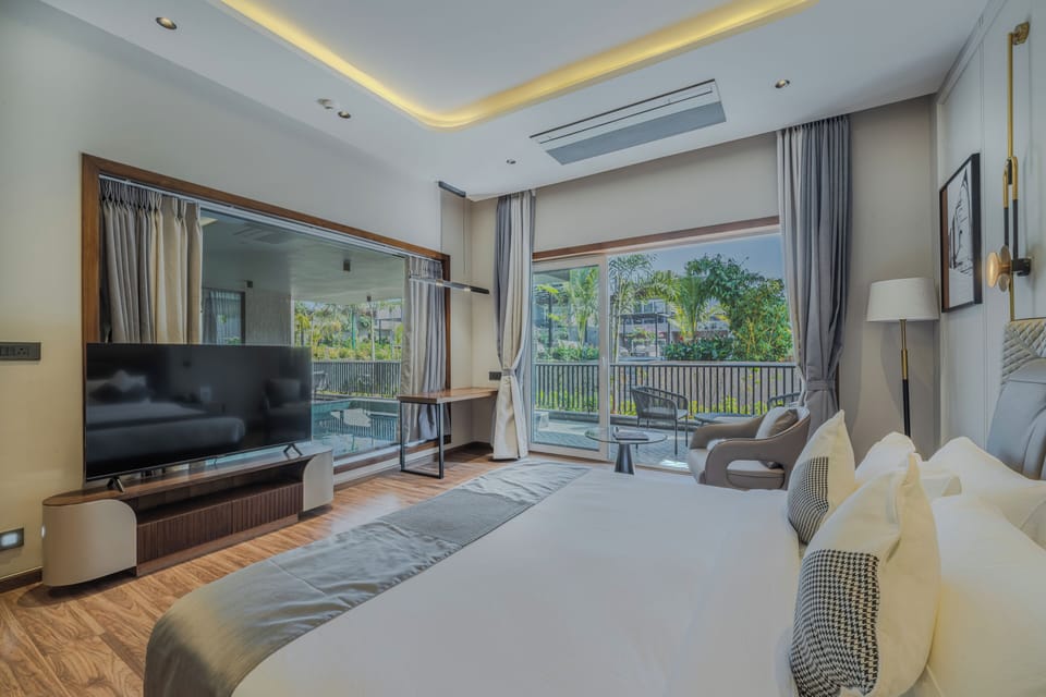 ROHINI 03 VILLA WITH ARAVALI HILLS VIEW | Hypo-allergenic bedding, in-room safe, desk, laptop workspace