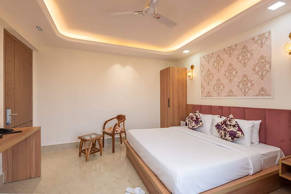 Suite, Balcony, City View | Soundproofing, free WiFi