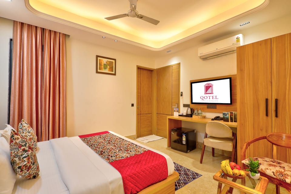 Superior Double Room, City View | Wardrobe