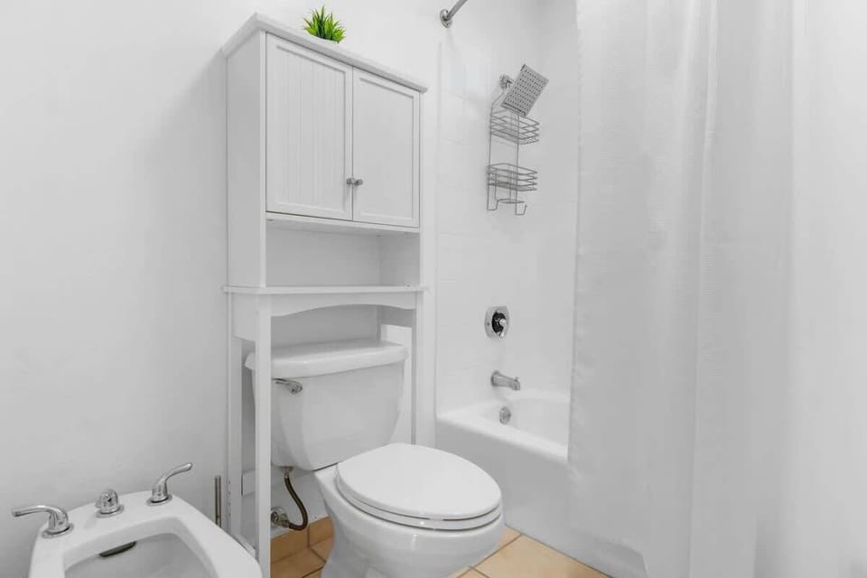 Equipped with high-quality finishes, it features a bathtub, a contemporary sink and a decoration that highlights the tranquility of the surroundings. Ideal for enjoying moments of relaxation in a serene environment.