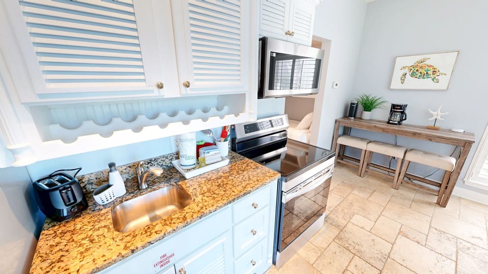 Condo, 1 Bedroom | Private kitchen | Fridge, oven, coffee/tea maker, toaster