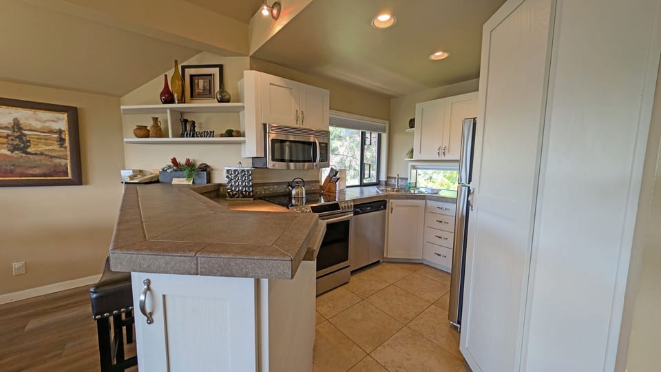 Condo, 3 Bedrooms | Private kitchen | Fridge, oven, coffee/tea maker, toaster