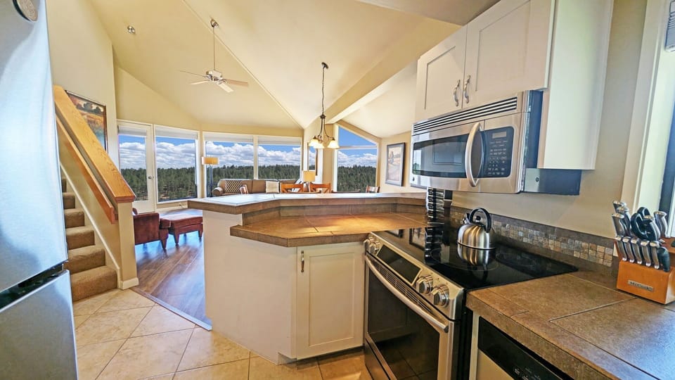 Condo, 3 Bedrooms | Private kitchen | Fridge, oven, coffee/tea maker, toaster