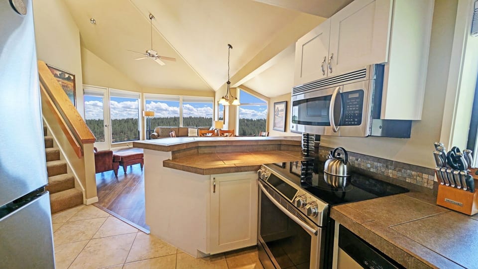 Condo, 2 Bedrooms | Private kitchen | Fridge, oven, coffee/tea maker, toaster