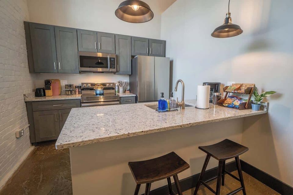 A space dedicated to enjoying meals, designed for comfort and social gatherings.