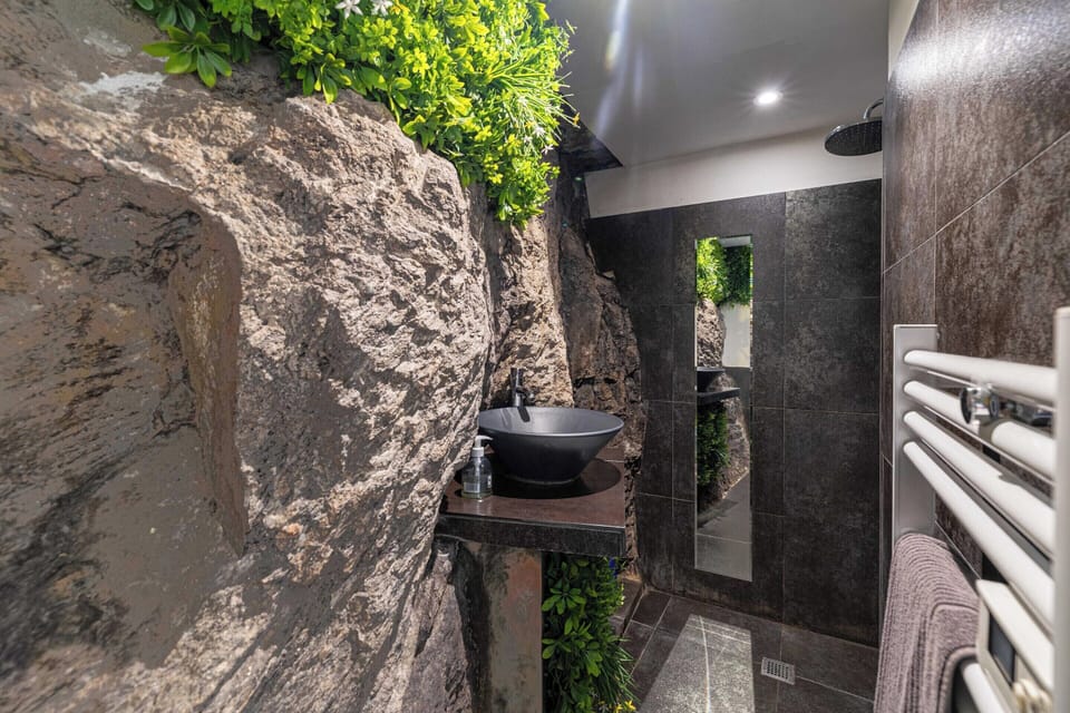 Apartment | Bathroom | Bathtub, hair dryer, towels, shampoo