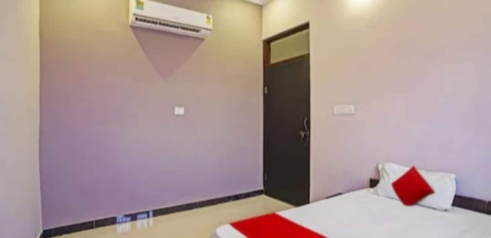 Deluxe Room | Free rollaway beds, free WiFi, bed sheets