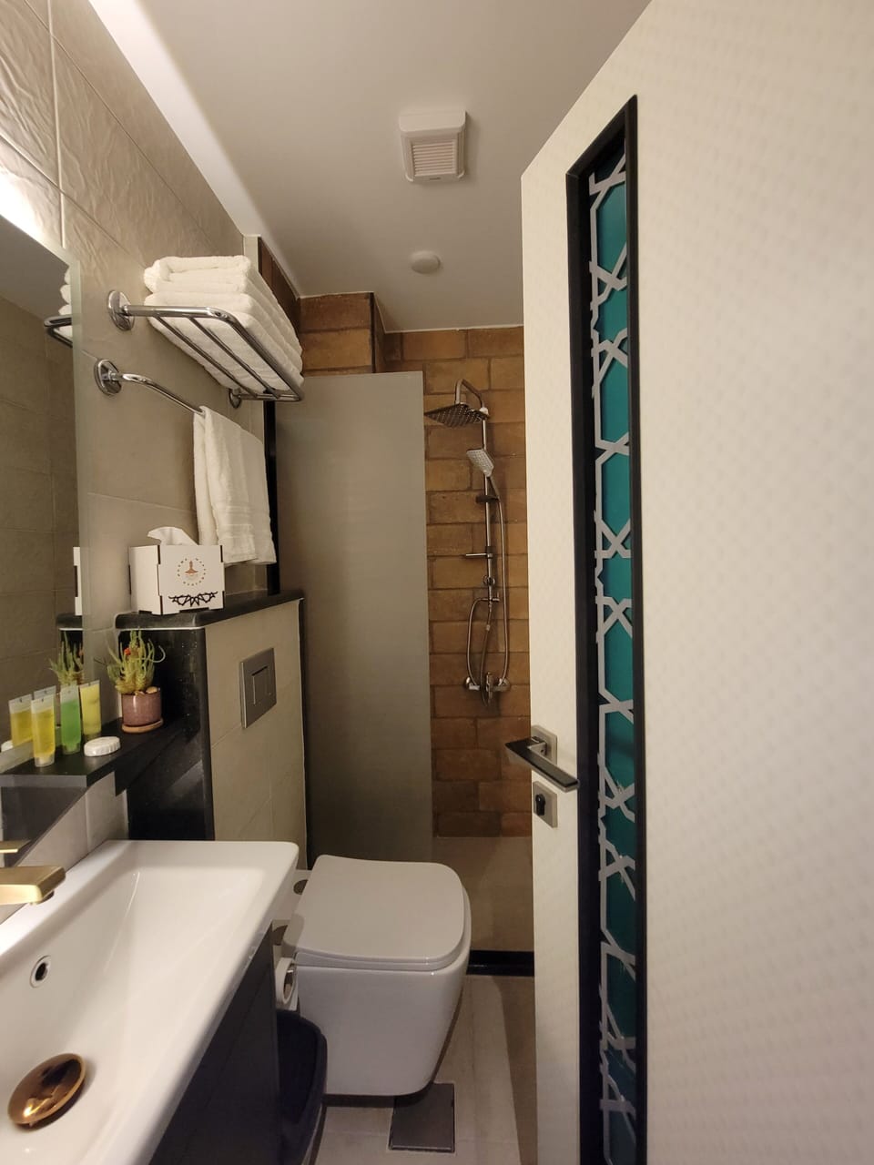 Deluxe Double Room, 1 King Bed, Private Bathroom, Mountain View | Bathroom | Bathtub, free toiletries, hair dryer, slippers