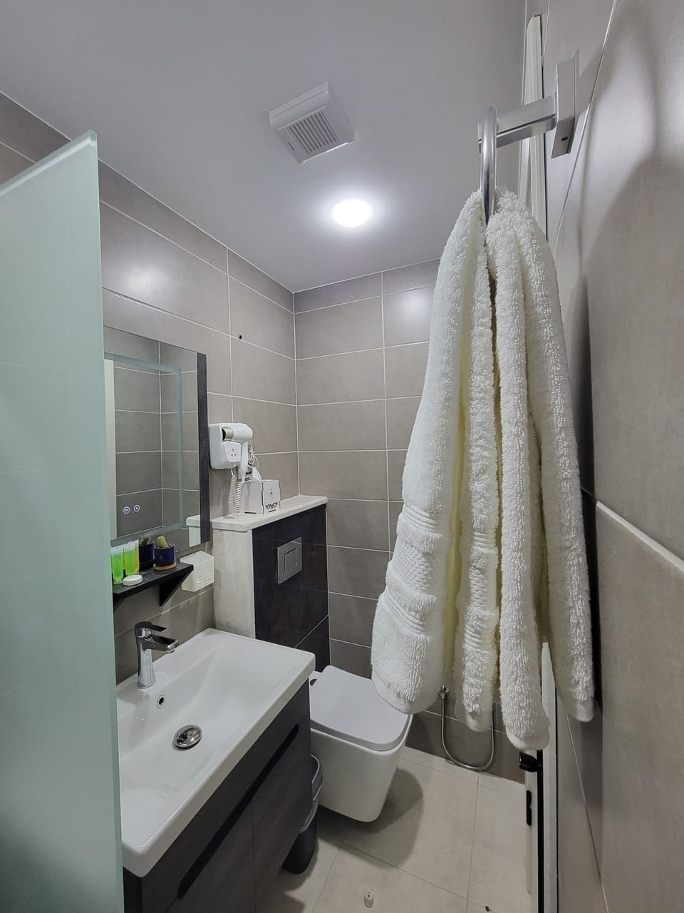 Superior Double Room, Balcony, Mountain View | Bathroom | Bathtub, free toiletries, hair dryer, slippers