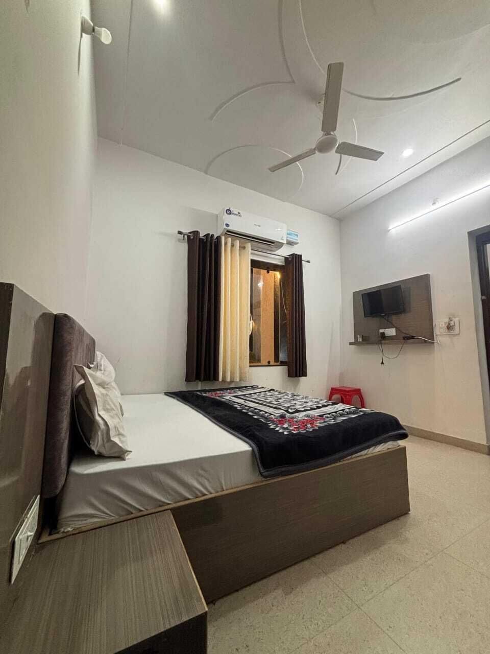 Deluxe Room | Rollaway beds, free WiFi, bed sheets