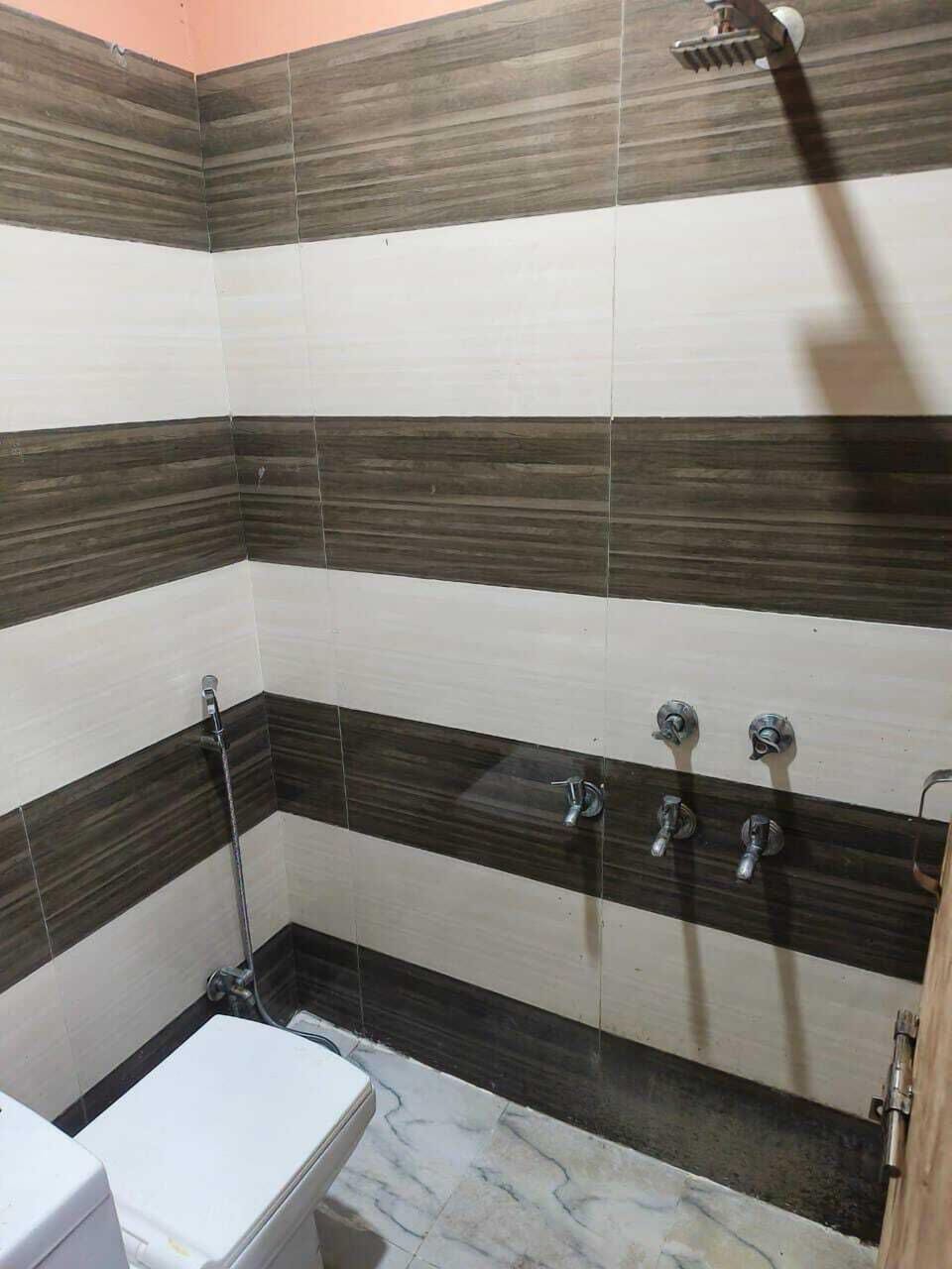 Deluxe Room | Bathroom | Shower, free toiletries, towels, soap