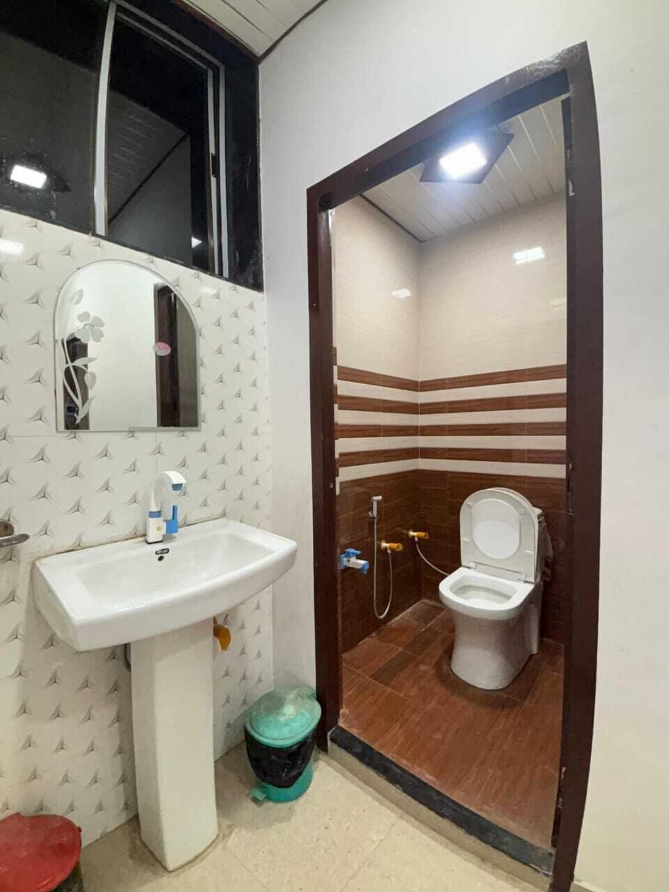 Deluxe Room | Bathroom | Shower, free toiletries, towels, soap