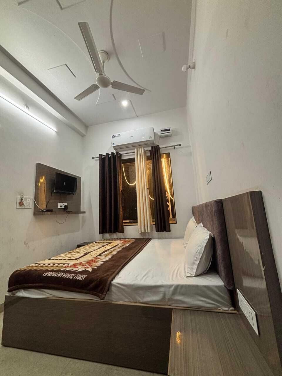 Deluxe Room | Rollaway beds, free WiFi, bed sheets
