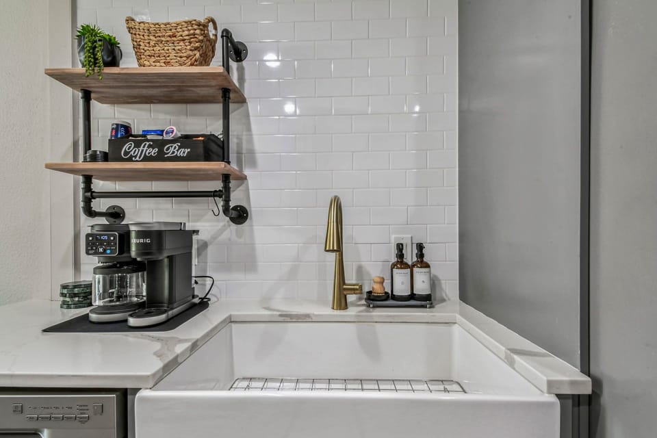 Coffee Bar: k-cups, ground coffee, tea.
