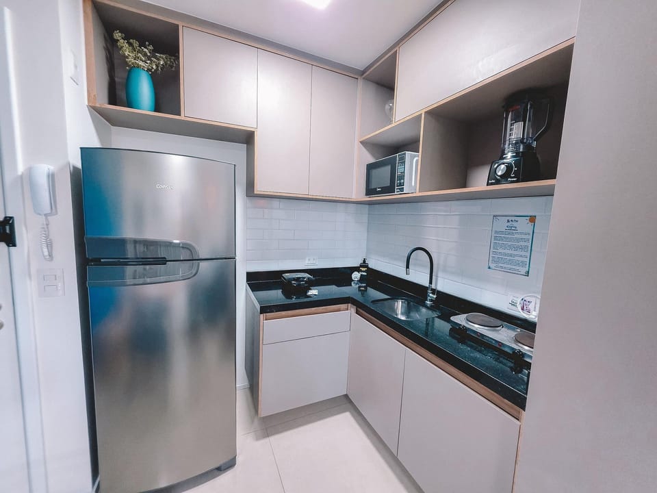 Deluxe Studio, 1 Queen Bed, City View | Private kitchen | Fridge, microwave, cookware/dishes/utensils