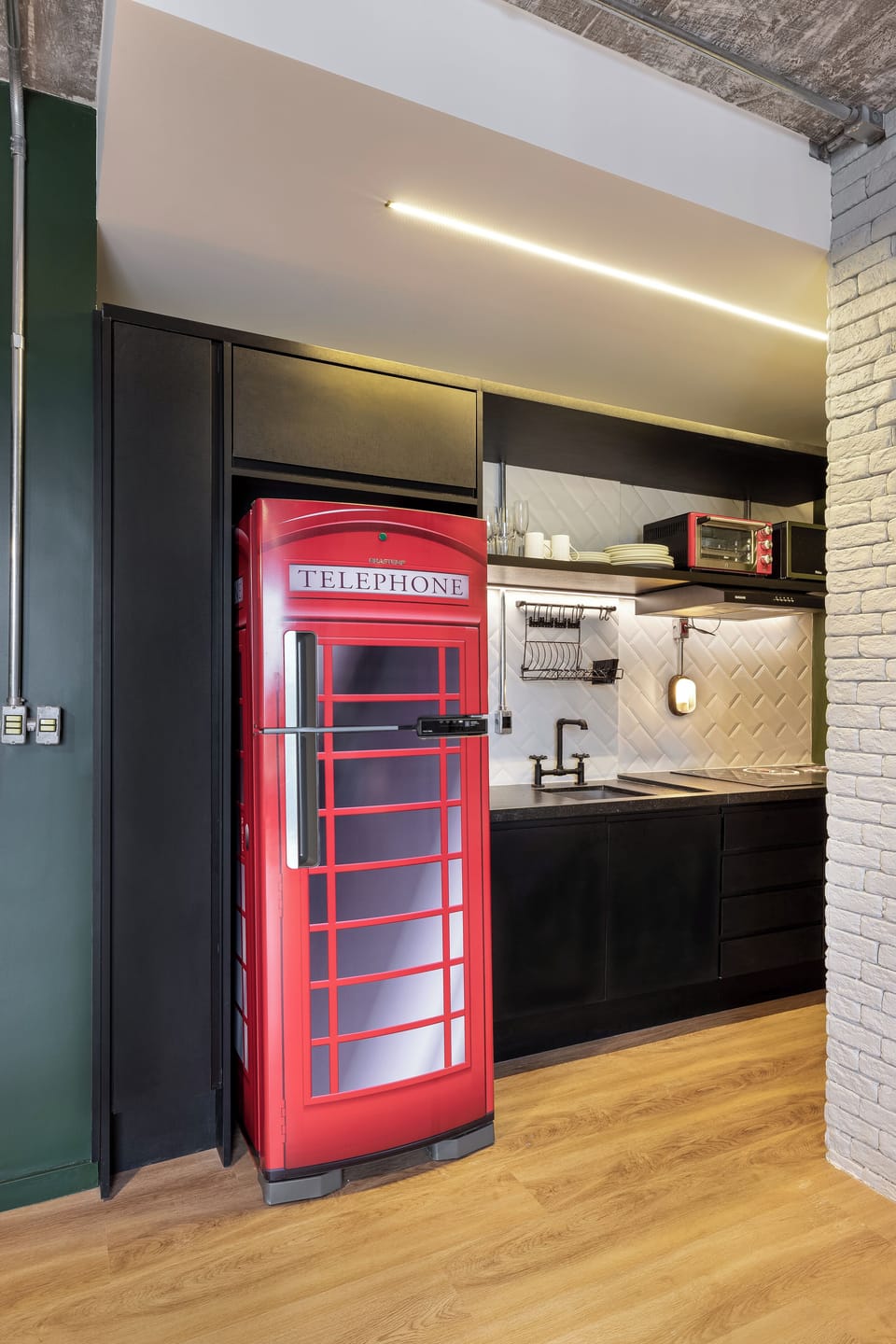 Full-size fridge, microwave, oven, stovetop