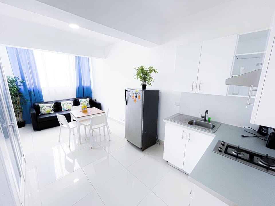 Junior Suite, Pool Access, City View | Private kitchen | Fridge, microwave, stovetop, coffee/tea maker