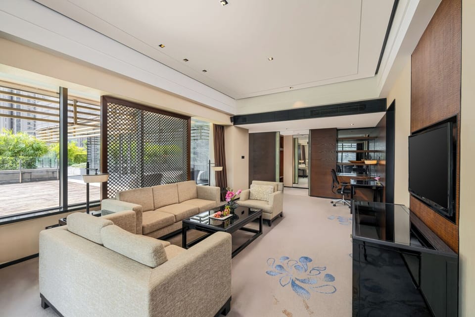 Luxury Studio Suite | Minibar, in-room safe, blackout drapes, iron/ironing board
