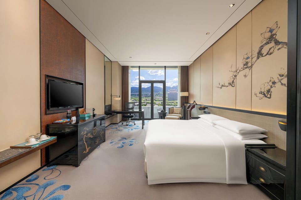 Executive Double Room | Minibar, in-room safe, blackout drapes, iron/ironing board