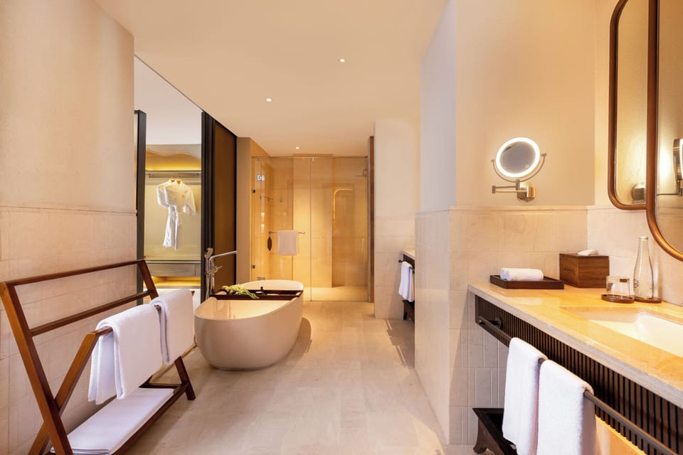 Executive Studio Suite | Bathroom | Free toiletries, hair dryer, bathrobes, slippers