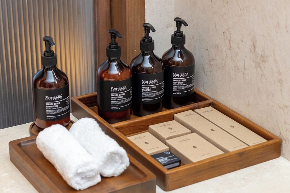 Dhatu Suite Room | Bathroom | Free toiletries, hair dryer, bathrobes, slippers