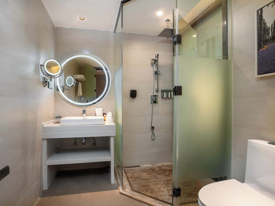 Shower, rainfall showerhead, free toiletries, hair dryer