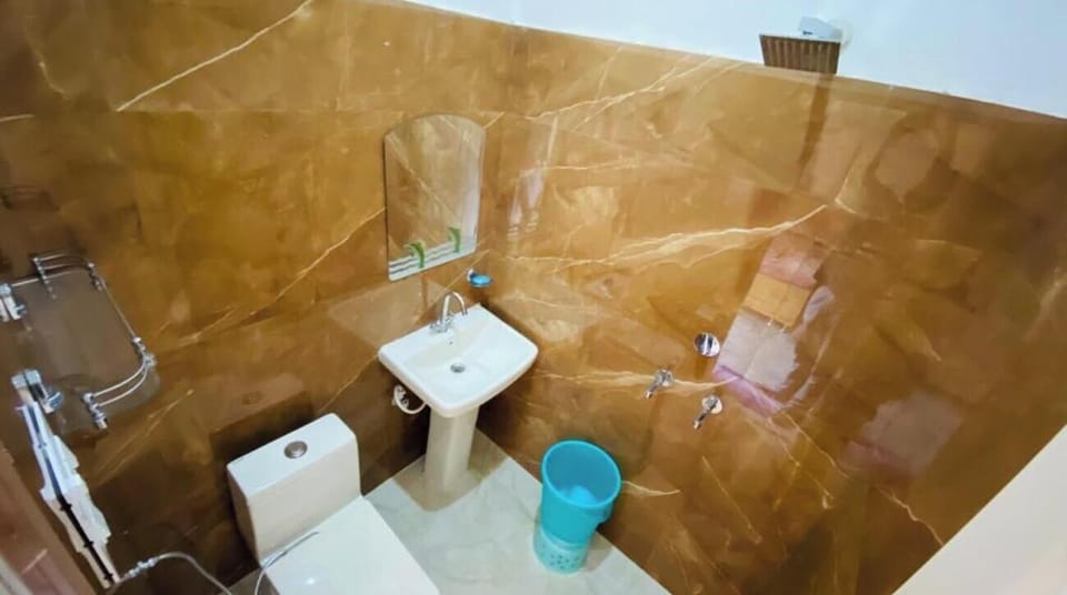Deluxe Room | Bathroom | Shower, free toiletries, soap, toilet paper