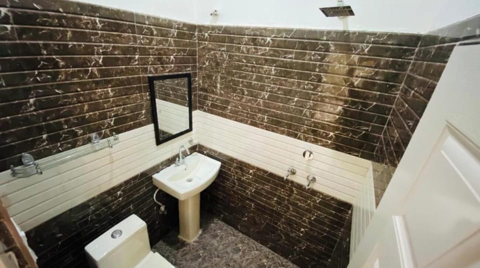 Deluxe Room | Bathroom | Shower, free toiletries, soap, toilet paper