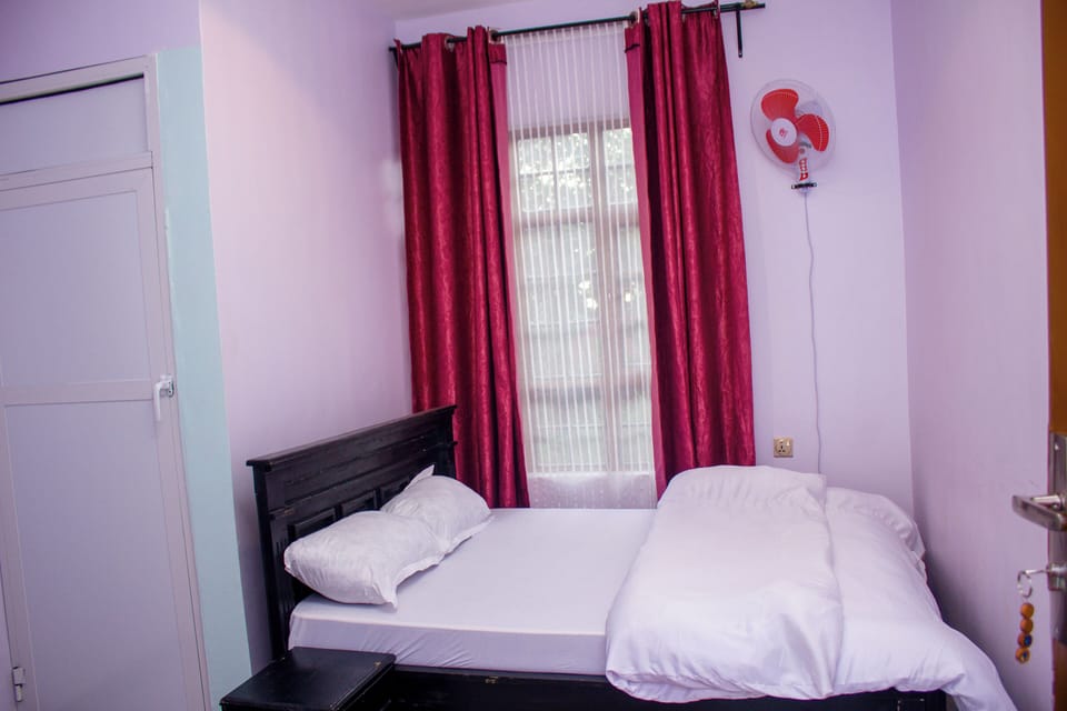 Comfort Single Room | Laptop workspace, free WiFi